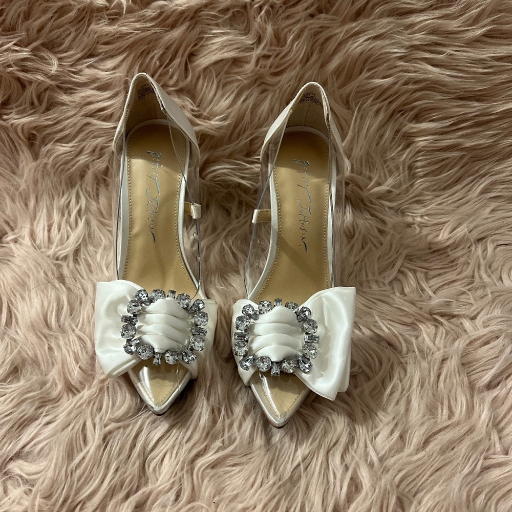Betsey Johnson White Heels Size 6